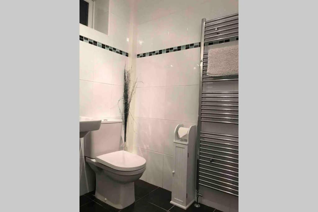 1 Catherines City Cottage パース エクステリア 写真